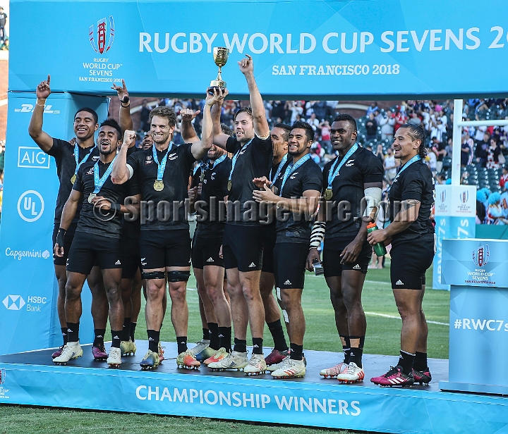 2018RugbySevensSun-28.JPG - New Zealand celebrates their victory against England in the men's championship finals of the 2018 Rugby World Cup Sevens, Sunday, July 22, 2018, at AT&T Park, San Francisco. New Zealand defeated England 33-12.  (Spencer Allen/IOS via AP)